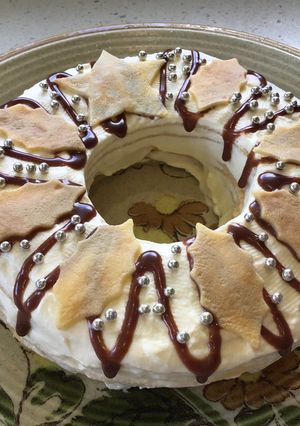 A picture of Christmas Wreath Cake.