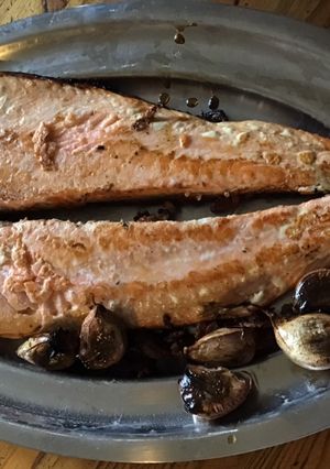 Une photo de Demi saumon à la plancha ail en chemise