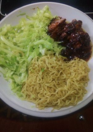 A picture of Noodles, chicken and cabbage.