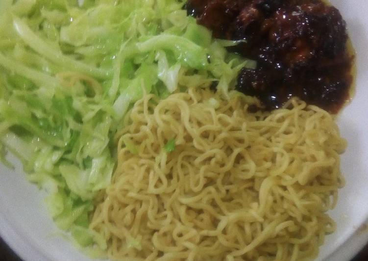 Noodles, chicken and cabbage