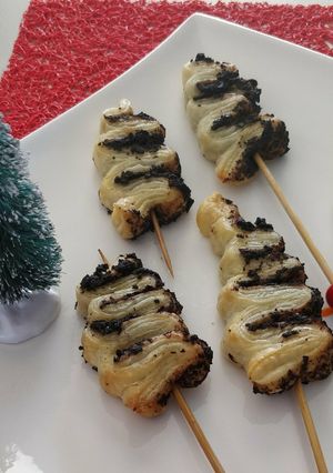 Une photo de Feuilletes sapins avec de la tapenade