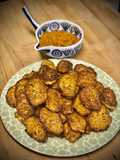 Buñuelos de repollo y zanahoria con salsa picante de ajo dulce