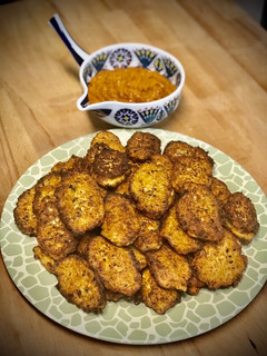 Una foto de Buñuelos de repollo y zanahoria con salsa picante de ajo dulce