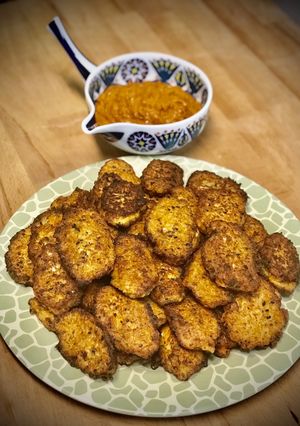 Una foto de Buñuelos de repollo y zanahoria con salsa picante de ajo dulce