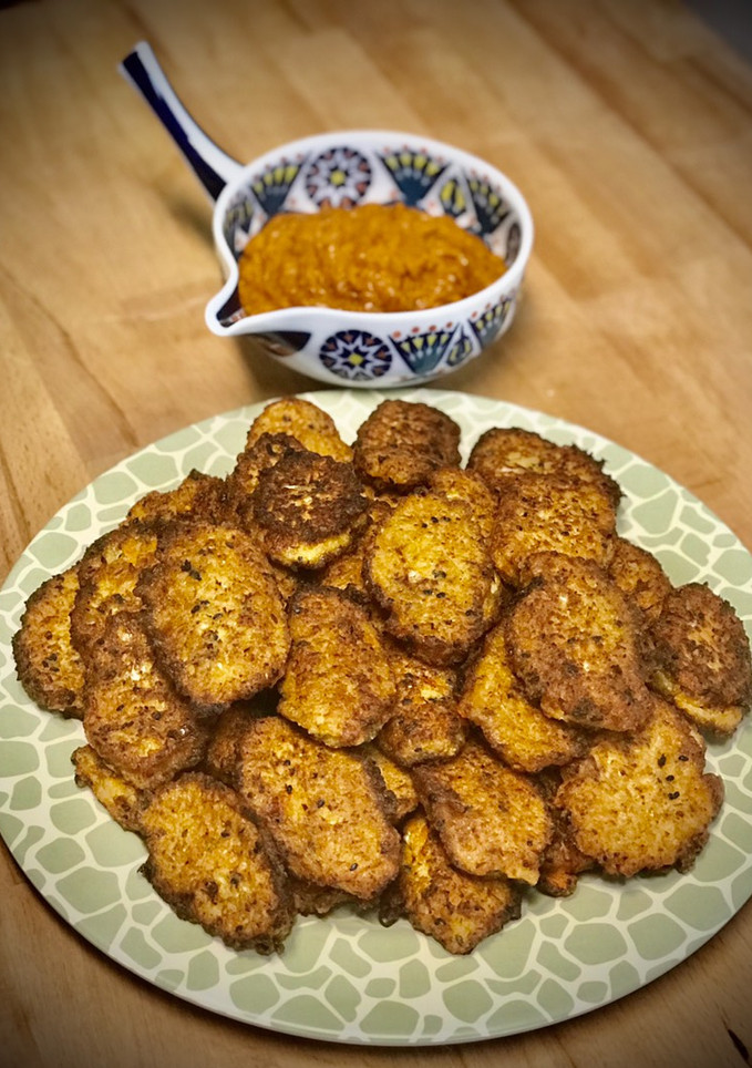 Una foto de Buñuelos de repollo y zanahoria con salsa picante de ajo dulce