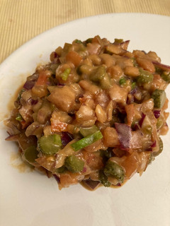 Una foto de Tartar de tomate y cebolleta