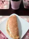 Pizza calzone z pieczarkami i tuńczykiem