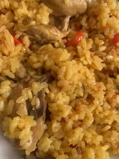 Una foto de Arroz con pollo y verduras