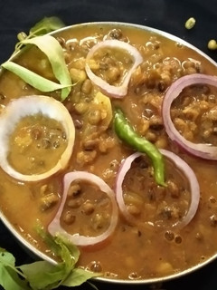 हरे मूंग (साबुत) की दाल (Hare moong /sabut ki dal recipe in hindi) रेसिपी मुख्य फोटो
