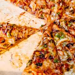 A picture of Teriyaki That! Pizza.