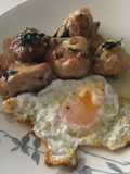 Pollo en fritada con ajos, perejil y huevo con puntillitas