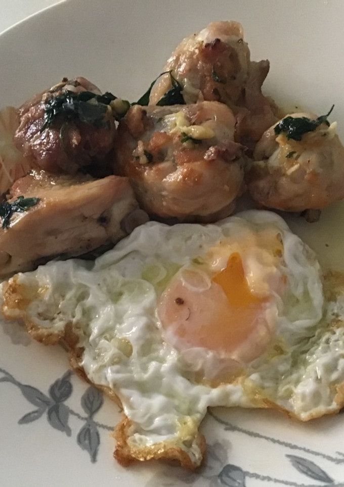 Una foto de Pollo en fritada con ajos, perejil y huevo con puntillitas