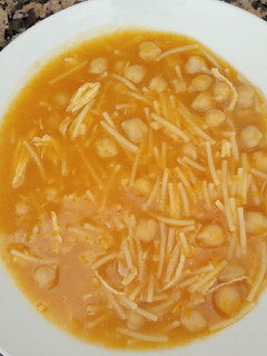 Una foto de Sopa de calabaza con gallina y garbanzos
