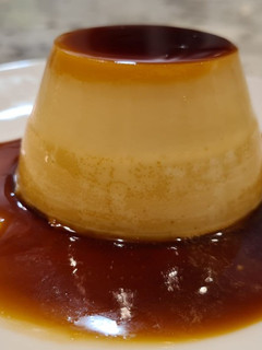 Una foto de Panna cotta de leche condensada con caramelo