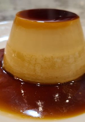 Una foto de Panna cotta de leche condensada con caramelo