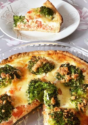 Фото Киш с красной рыбой и брокколи.