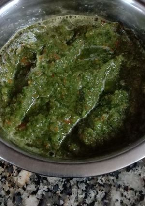 तीखी हरा धनिया की चटनी रेसिपी मुख्य फोटो