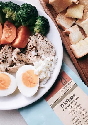 รูปของ อกไก่พริกไทยดำ ไข่ต้มผักลวก ขนมปังทาเนยปิ้ง กาแฟ #อาหารคลีน #อาหารสุขภาพ