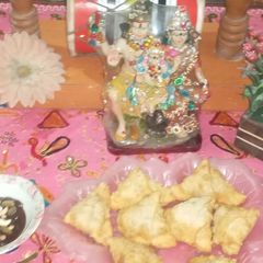 A picture of Evening 🌆 tea 🍵 time ⏲ snack crispy flaky and veggie Samosas with truly different variations.