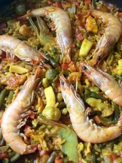 Una foto de Paella de choco y verduras🐙🥘🦐