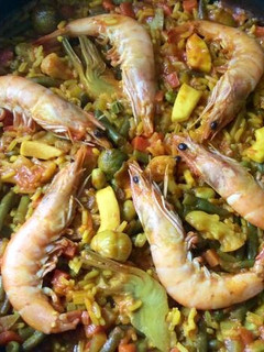 Una foto de Paella de choco y verduras🐙🥘🦐