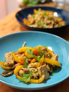 Una foto de Noodles de arroz con verduras y tofu marinado