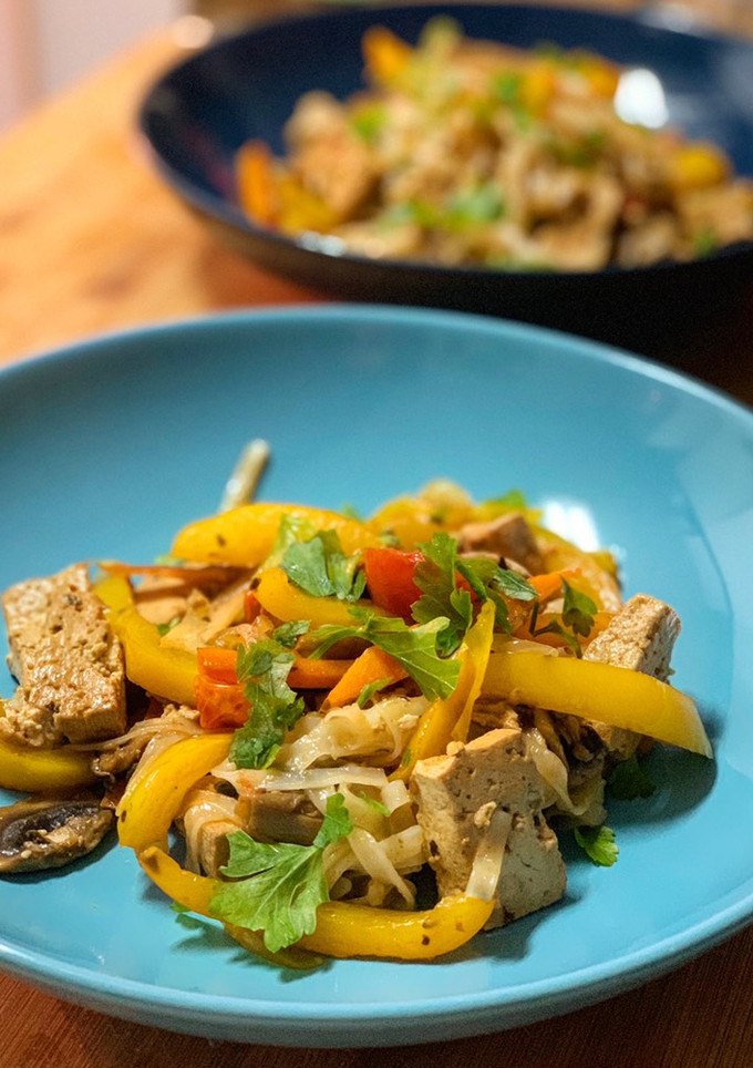 Una foto de Noodles de arroz con verduras y tofu marinado