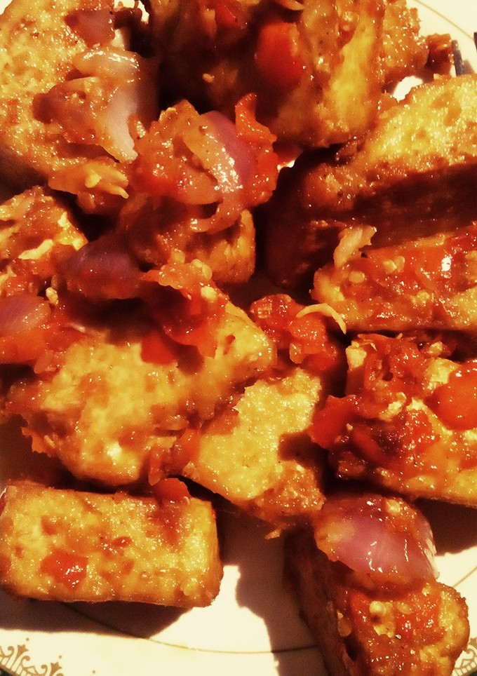 A picture of Tofu with sauce.
