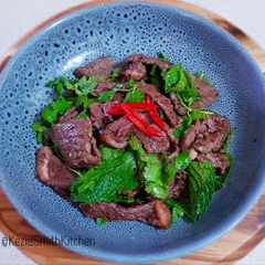 A picture of Spicy steak salad.
