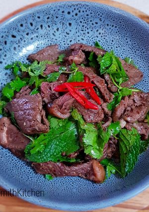 A picture of Spicy steak salad.