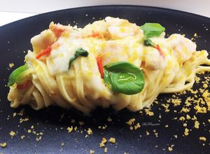 Foto di Tagliolini con crema di asparagi, capesante e bottarga
