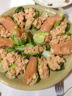 Una foto de Rollitos de salmón ahumado sobre cogollos de lechuga
