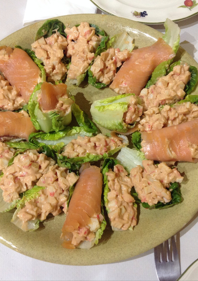 Una foto de Rollitos de salmón ahumado sobre cogollos de lechuga