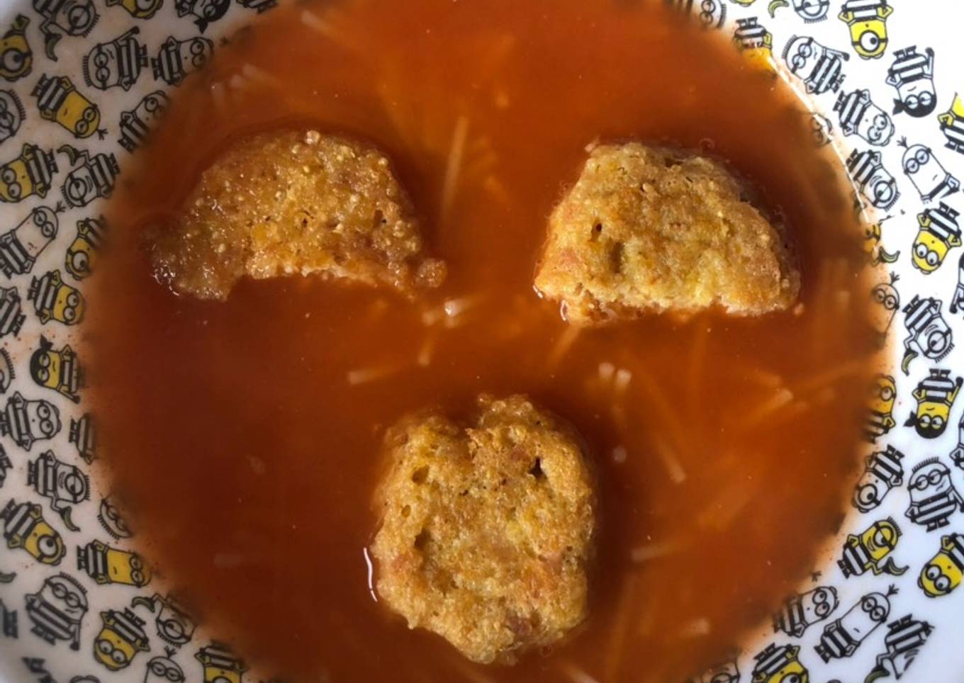 Sopa de fideos con tortitas de atún