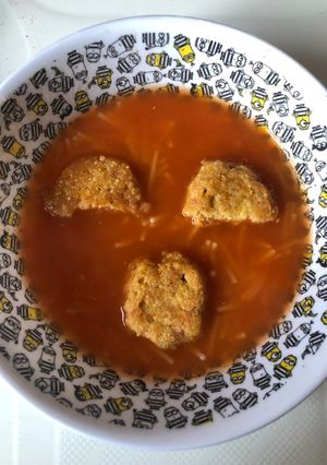Una foto de Sopa de fideos con tortitas de atún