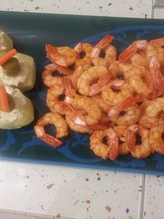 Una foto de Patatas rellenas y langostinos a la plancha
