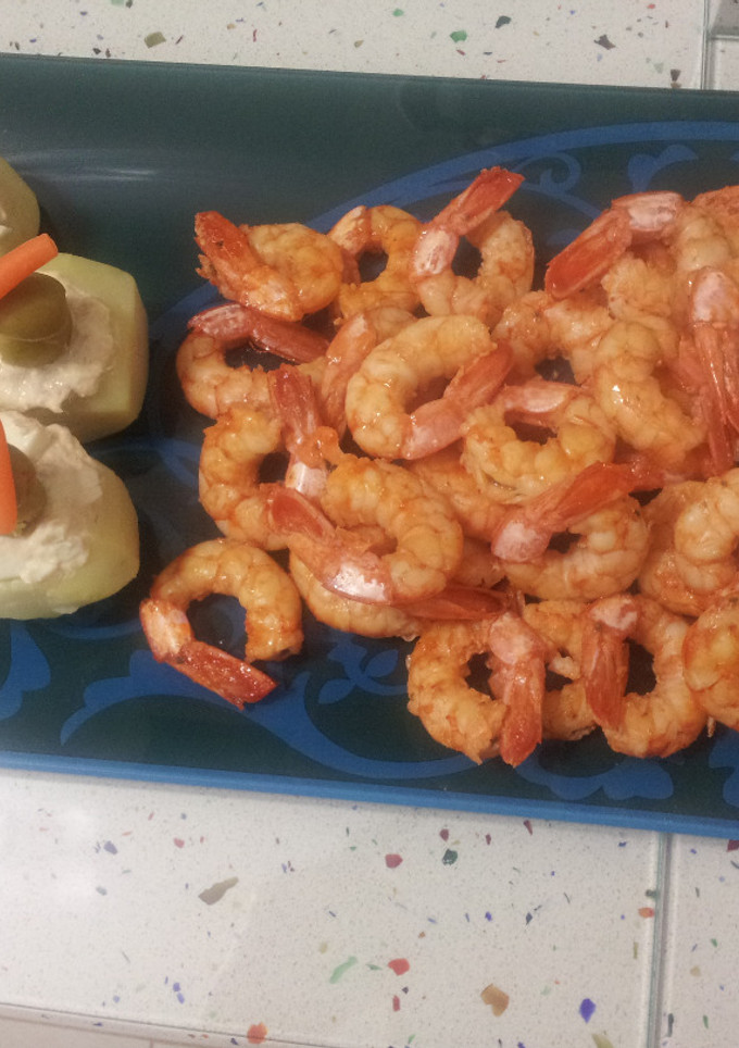 Una foto de Patatas rellenas y langostinos a la plancha