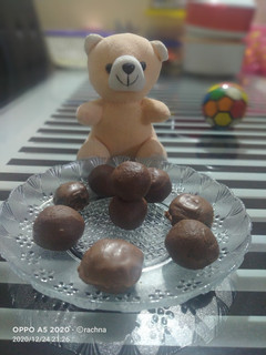 ચોકો બોલ્સ(Choco Balls Recipe in Gujarati) રેસીપી મુખ્ય ફોટો