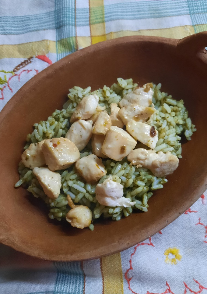 Una foto de Dados de pechuga de pollo con arroz verde