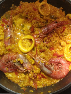 Una foto de Paella con gambones y pollo 🥘