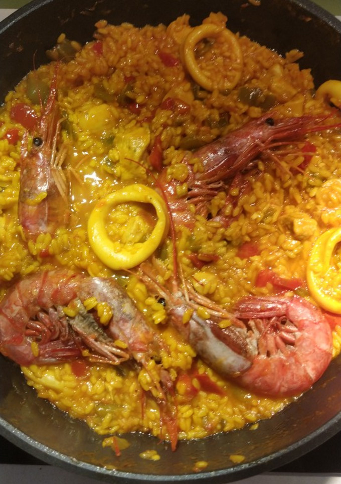 Una foto de Paella con gambones y pollo 🥘