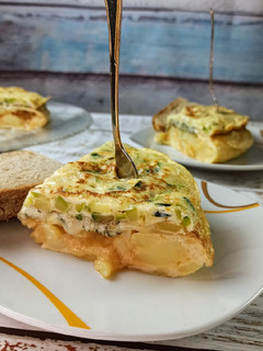 Una foto de Tortilla de patata y calabacín doble (bajo en grasas)