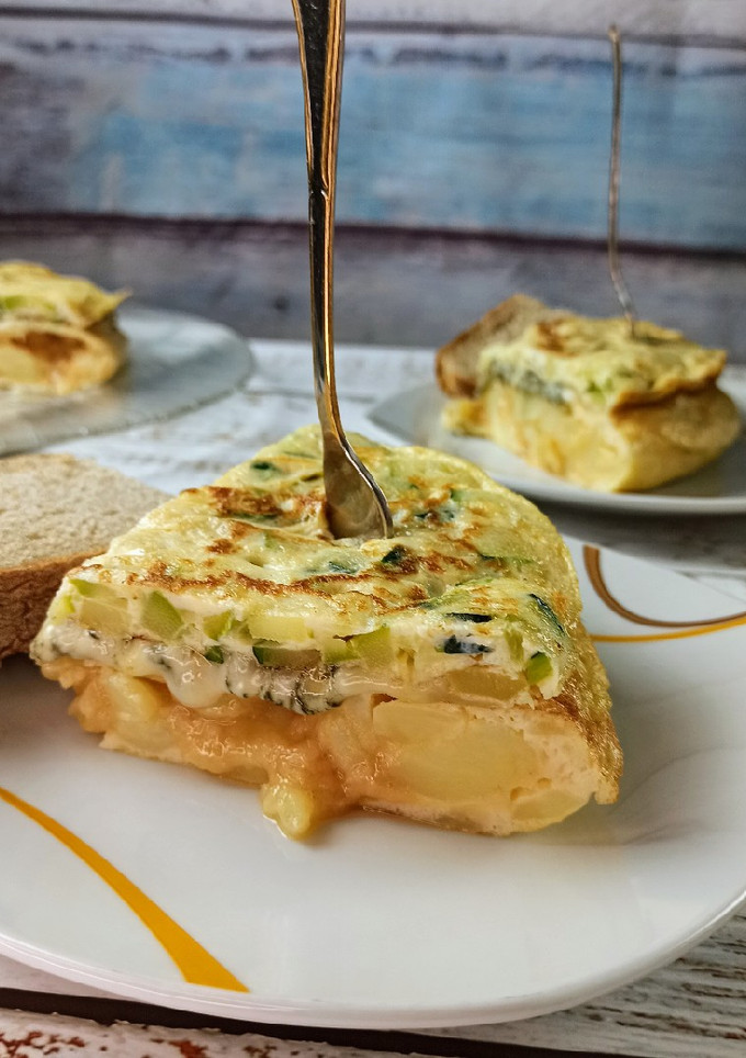 Una foto de Tortilla de patata y calabacín doble (bajo en grasas)