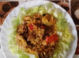 Una foto de Arroz integral con pavo y alcachofas y corona de iceberg