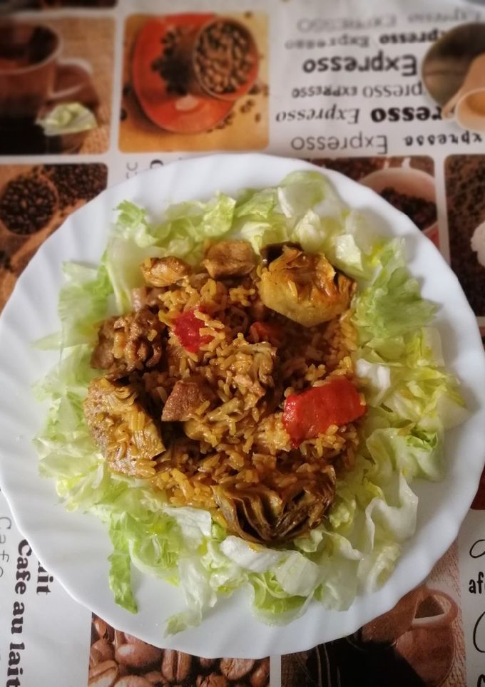 Una foto de Arroz integral con pavo y alcachofas y corona de iceberg
