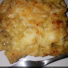 A picture of Mac n cheese.