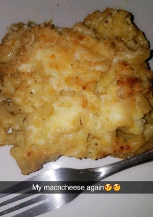 A picture of Mac n cheese.