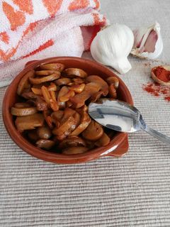Una foto de Champiñones al pimentón