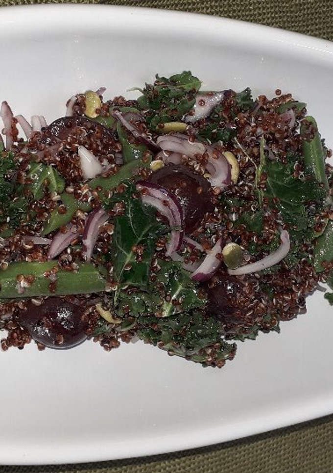 Una foto de Ensalada de Quinoa, Kale y Semillas de Calabaza