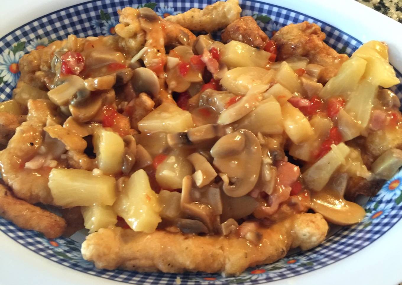 Pollo en tempura en salsa con piña